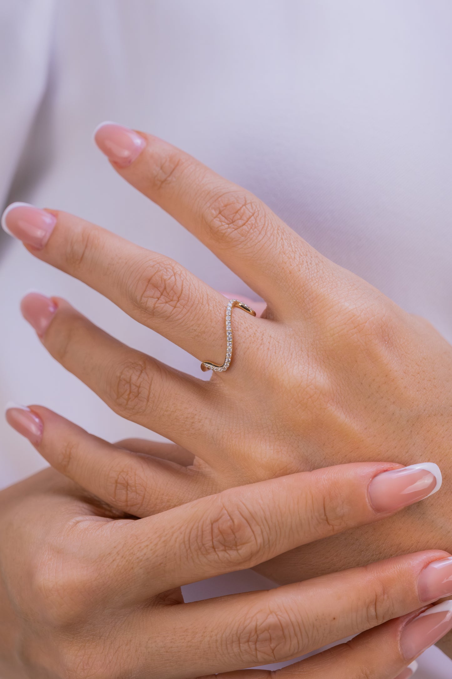 Wavy Pave 14k Gold Ring β Dainty Curved Moissanite Band