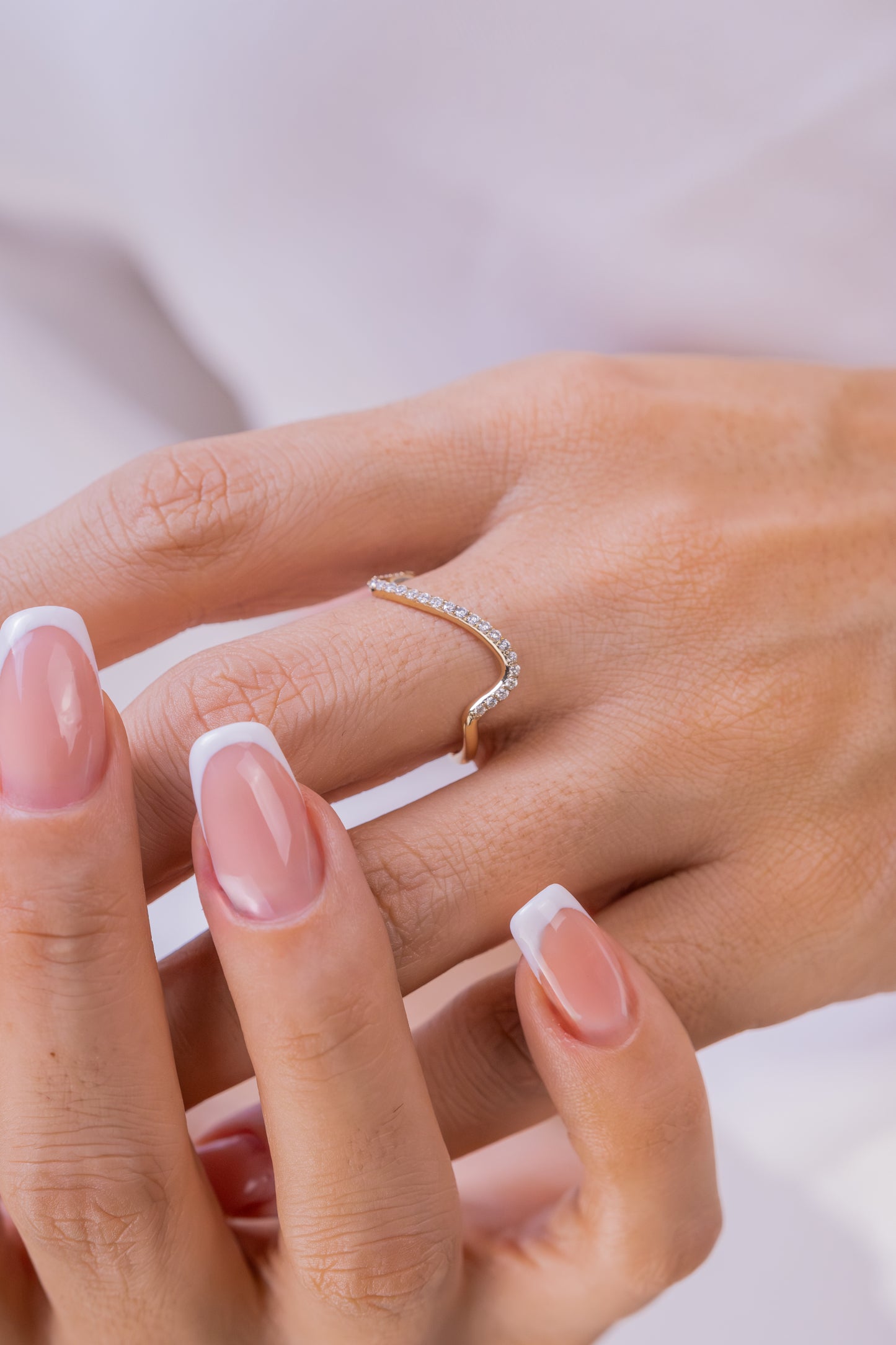 Wavy Pave 14k Gold Ring β Dainty Curved Moissanite Band
