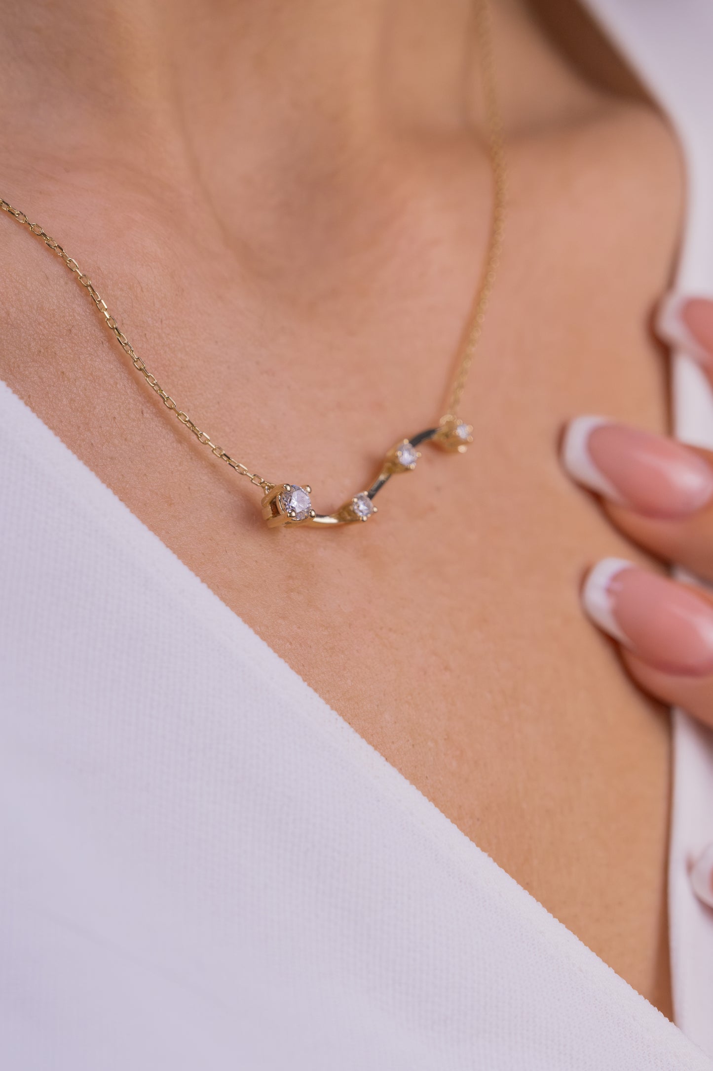 Gold Wavy Bar Moissanite Necklace – Minimalist Curved Pendant