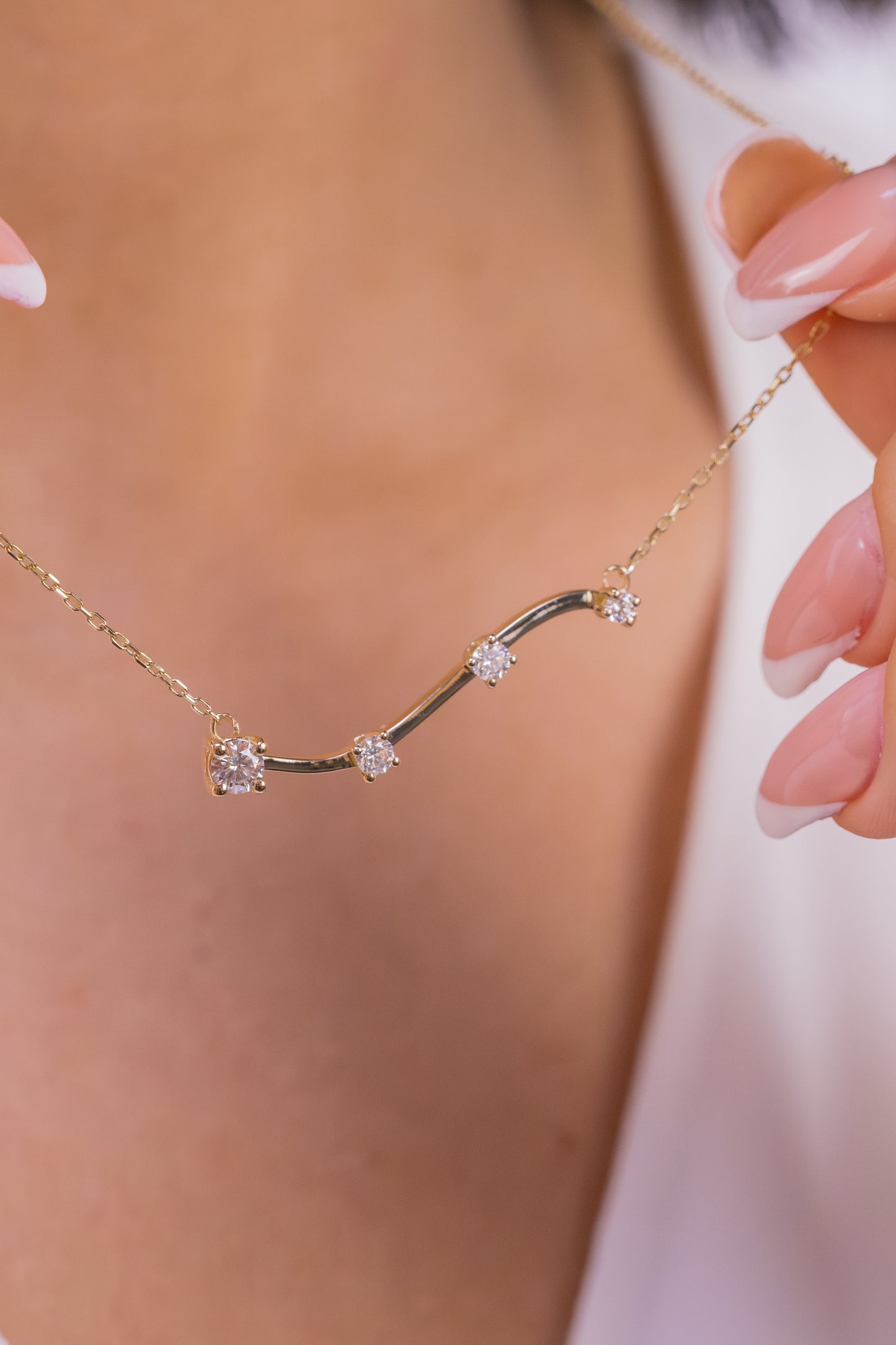 Gold Wavy Bar Moissanite Necklace – Minimalist Curved Pendant