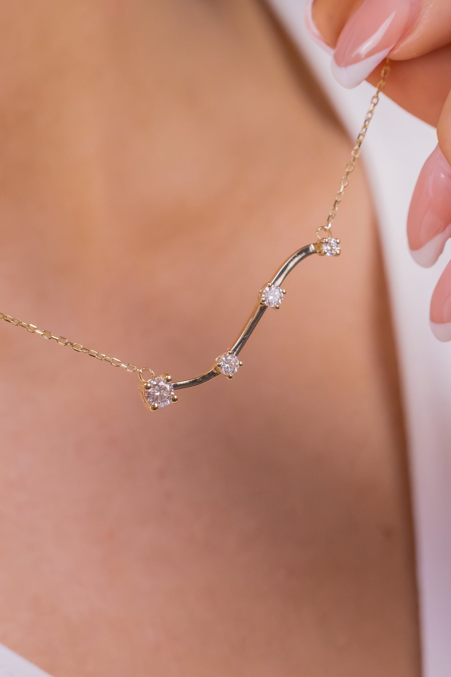 Gold Wavy Bar Moissanite Necklace – Minimalist Curved Pendant
