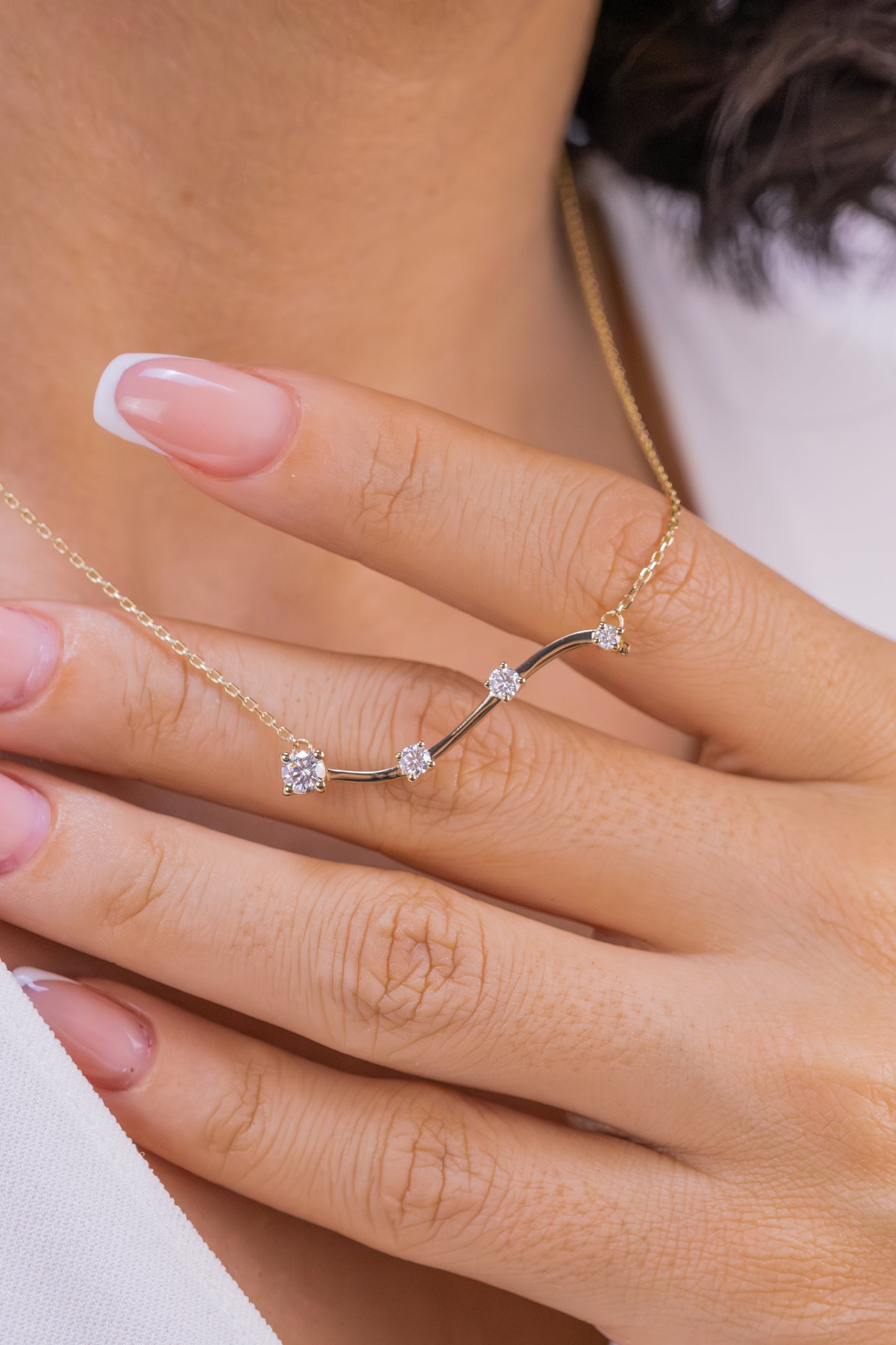 Gold Wavy Bar Moissanite Necklace – Minimalist Curved Pendant