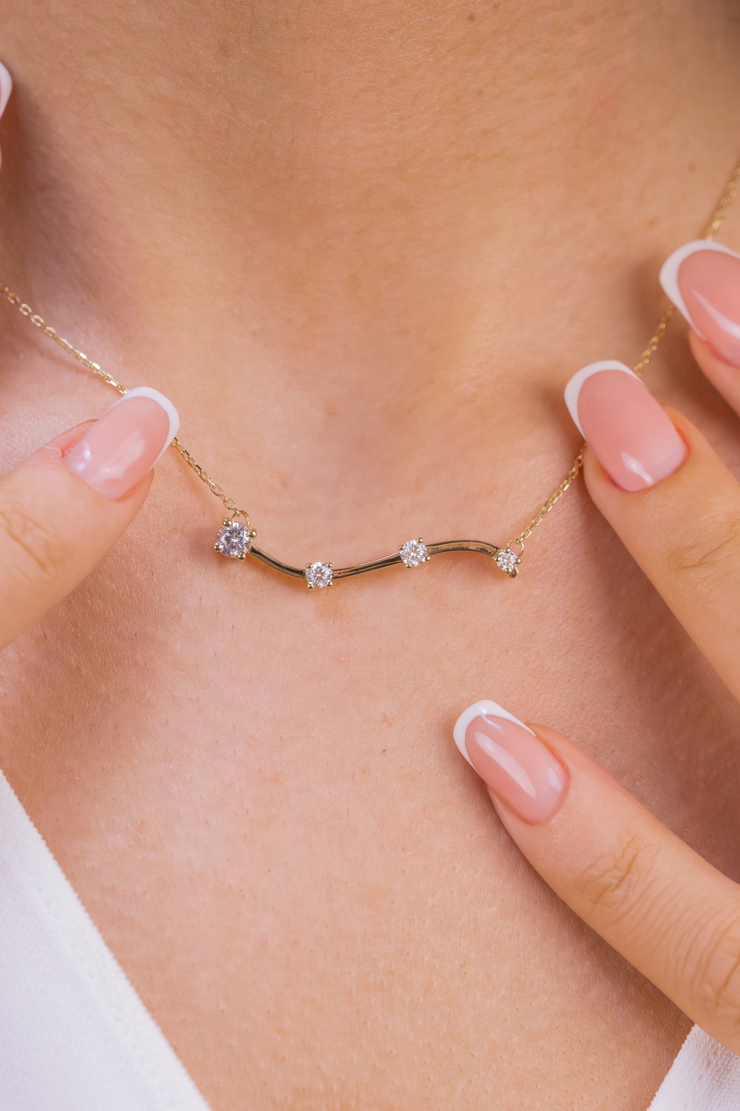 Gold Wavy Bar Moissanite Necklace – Minimalist Curved Pendant